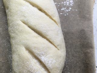 蔓越莓奶酪软面包,待再次发酵到两倍大小时，用锋利的刀在表面划几条口子（喜欢什么形状就划什么形状吧），并洒上干面粉。