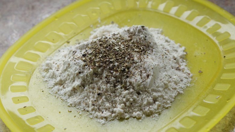 香煎羊肝和培根——血气十足的“铁”娘子是这样炼成的,混合面粉，盐和黑胡椒，和牛至叶子。