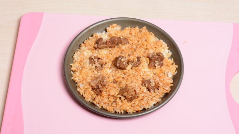 红酒牛肉铁盘焗饭,拌好的米饭均匀的铺在烤盘里