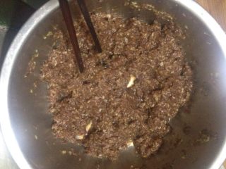 牛肉灌汤水饺,葱姜，切碎，放到肉馅里。再加入盐，生抽。味精，花生油顺时针搅拌。搅拌后腌制一小会