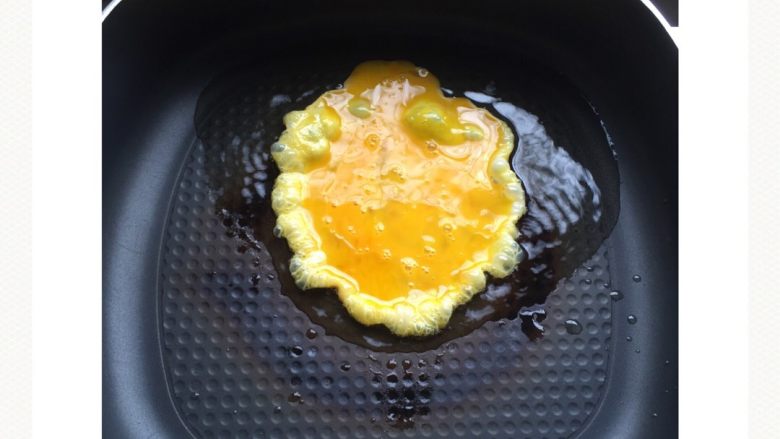 五颜六色炒米线#面条变身计划#,锅中放适量的油，把鸡蛋液倒入煎炸片刻，并打散。