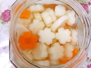 开胃糖醋萝卜#夏天的味道#,记得瓶中只能放八分满，因为腌制后的萝卜还会腌出一点水分，太满的话容易溢出。把腌好的萝卜放入冰箱冷藏，两天后即可食用，如果切的薄的话一天就可以吃了。