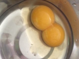 小肠粉#挑战鸡蛋的100种做法#,把鸡蛋打散