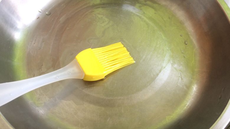 小肠粉#挑战鸡蛋的100种做法#,在盘子里擦上油
