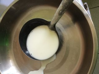 小肠粉#挑战鸡蛋的100种做法#,放进半勺浆