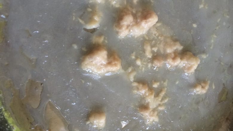 小肠粉#挑战鸡蛋的100种做法#,水开后，放入蒸锅里蒸两三分钟就熟了