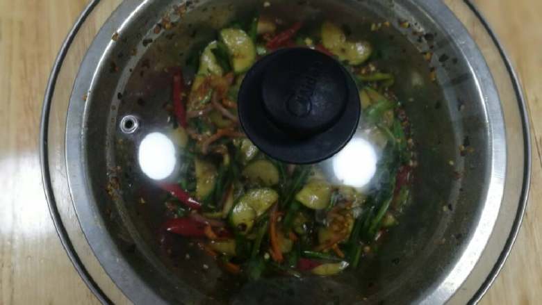 腌拌黄瓜韭菜,1)加盖腌制，接着做其它的菜，菜做好腌的酱菜也可以吃了