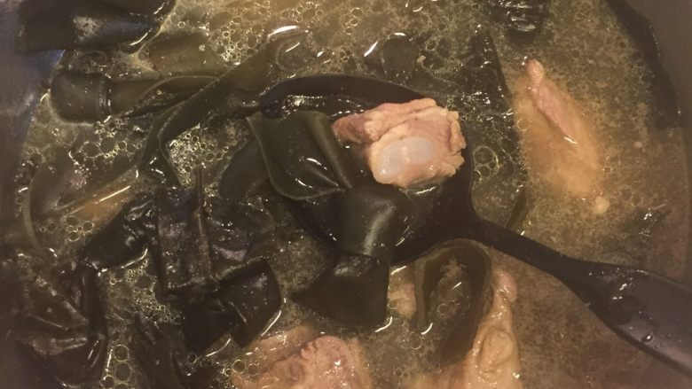 海带排骨汤,高压锅水开后闷10多分钟的样子，具体根据高压锅情况而定