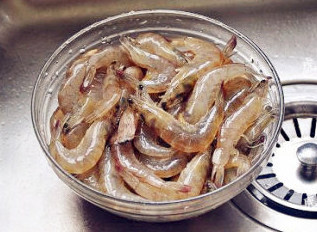 脆皮椒麻虾 ,对虾洗净，然后分别将虾枪虾须剪去。