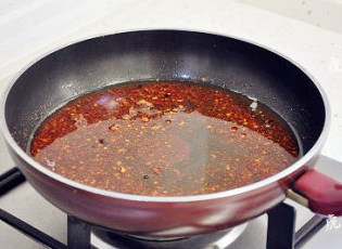 脆皮椒麻虾 ,不粘锅中放入麻椒油，小火加热到锅烫手，关最小火，倒入辣椒粉，拌匀至有红油出现。