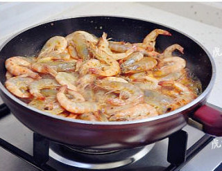 脆皮椒麻虾 ,翻炒至虾变色就加入所有的调味料拌匀，此时锅中有对虾出的水，继续大火煸炒。