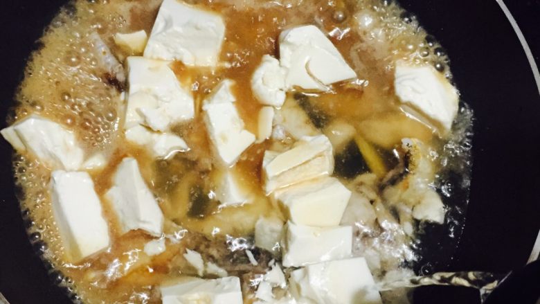 鮸鱼豆腐汤+#夏天的味道#,往锅内加开水，没过鮸鱼豆腐即可