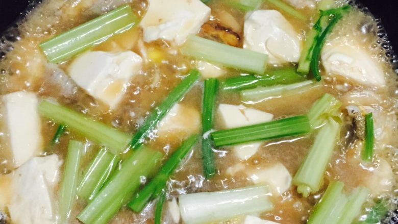 鮸鱼豆腐汤+#夏天的味道#,最后放入芹菜稍煮片刻即可出锅。此道菜不用放味精，保持原汁原味