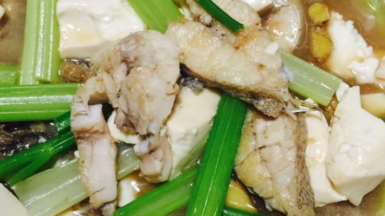 鮸鱼豆腐汤+#夏天的味道#,出锅装盘