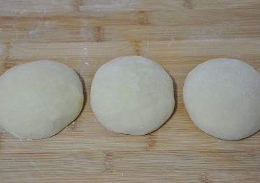 牛肉松面包,取出面团，分成同等大小的三个面剂子，并逐个揉匀滚圆。