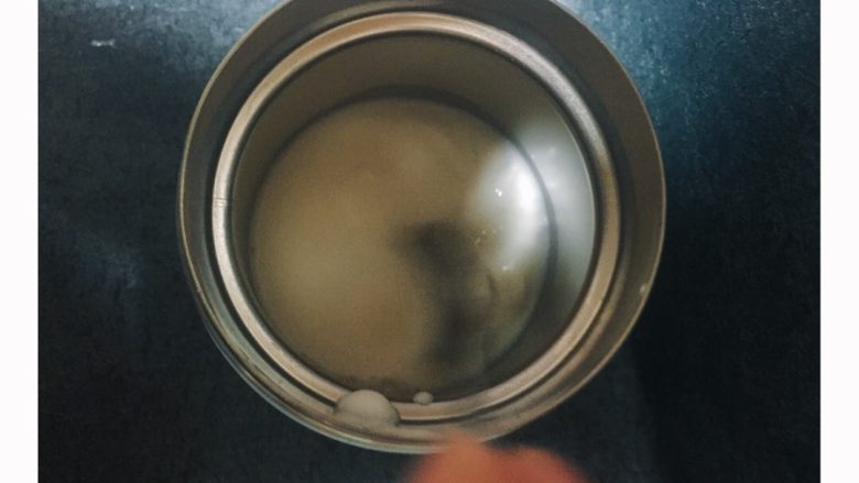 酸奶,烫好的焖烧杯和勺子用纸巾擦干，给3勺市售酸奶当菌种