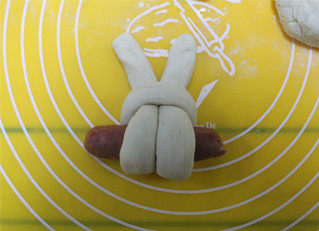 【小兔子香肠馒头】 ,面团对折放上小香肠，下面的两条面从对折处穿过去就是小兔子啦。