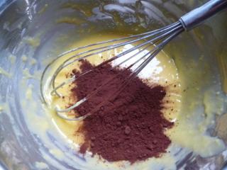 水玉点点~~彩绘蛋糕卷,把可可粉加入至剩余的蛋黄面糊中搅拌拌匀即成可可蛋黄面糊。
