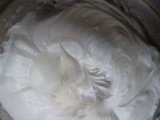 水玉点点~~彩绘蛋糕卷,余下的4个蛋白，用电动打蛋器搅打至起粗泡后分三次加入剩余的细砂糖和做法2剩余的打发蛋白，搅打至十分发（小尖角状态）。