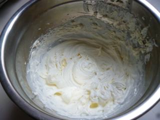 水玉点点~~彩绘蛋糕卷,待差不多放凉后准备内馅，把鲜奶油+糖粉混合后打发至9分发。