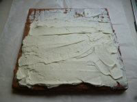 水玉点点~~彩绘蛋糕卷,把蛋糕纸连同蛋糕一起翻转至桌面上，即有波点花纹的一面朝下，表面均匀的抹上打发奶油，头部略多尾部略少，卷起后两头用夹子夹住送入冰箱冷藏45分钟。