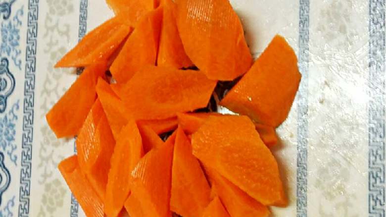 芒果胡萝卜汁+#夏天的味道#,胡萝卜去皮切成块。