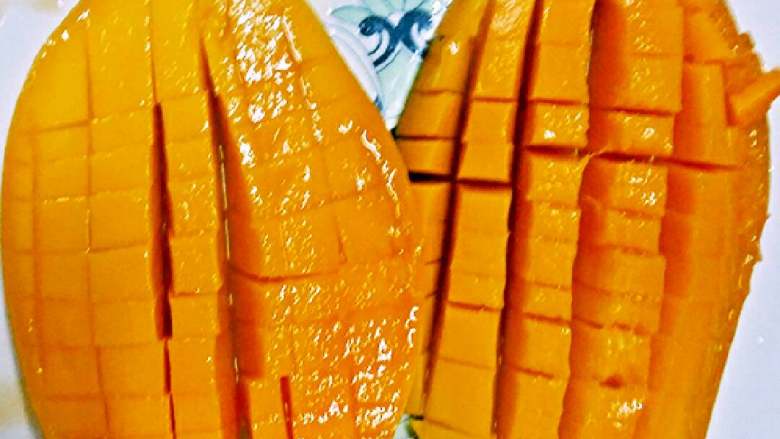 芒果胡萝卜汁+#夏天的味道#,芒果切块