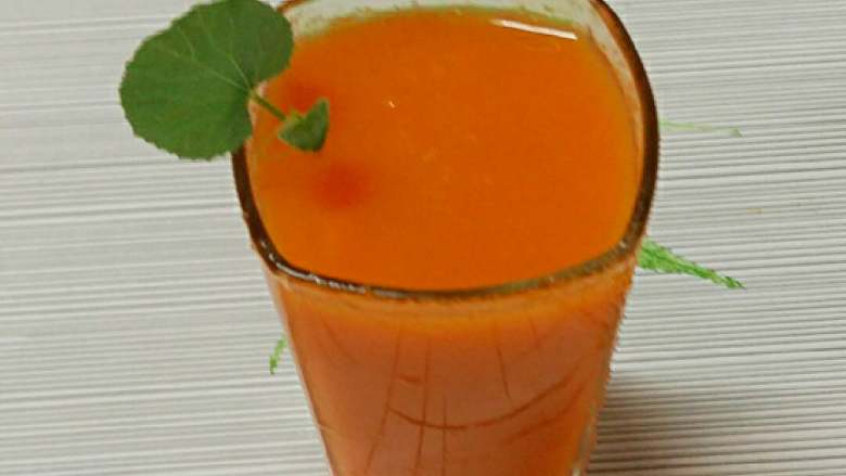 芒果胡萝卜汁+#夏天的味道#,倒入杯中