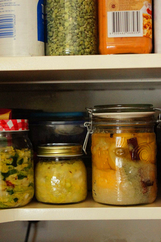 #夏天的味道#改善肠胃功能——神奇的益生菌德国泡菜,泡菜在室温下保存3天自然发酵好，然后放入冰箱或者阴凉的地窖，可以保存数月。如果天气寒冷，发酵时间需要增加2-3天，再放入冰箱保存。我把泡菜放到阴凉的食品柜里和其他食品一起保存。