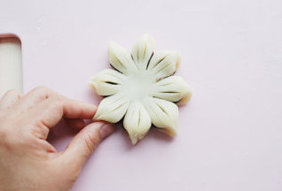 #夏天的味道#花朵豆沙酥,将每个花瓣的边捏起来，成为一朵花；