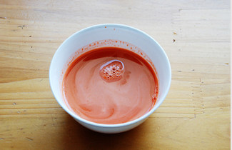 #夏天的味道#【彩虹馄饨】,胡萝卜去皮洗净，放入原汁机中榨取60g胡萝卜汁；