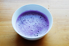 #夏天的味道#【彩虹馄饨】,紫甘蓝洗净，放入原汁机中榨取60g紫甘蓝汁；