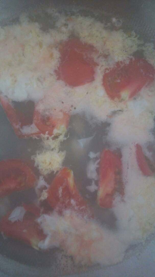 柿子鸡蛋饼汤,倒入适当的水，打入一个<a style='color:red;display:inline-block;' href='/shicai/ 9'>鸡蛋</a>，迅速搅拌汤锅，放入切好的柿子。