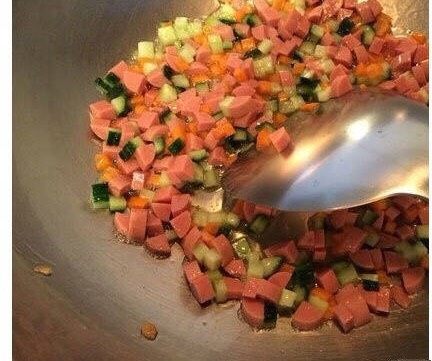 酱油炒饭,倒入胡萝卜丁，黄瓜丁，火腿丁（香菇丁）翻炒，倒入一点点盐