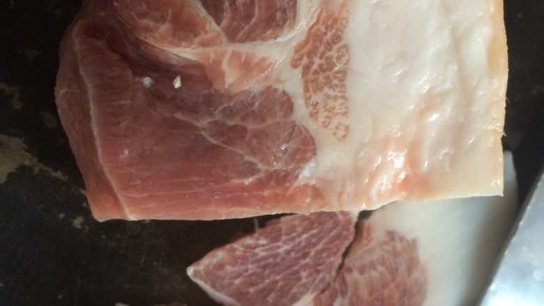 猪肉针菇卷,从冰箱取出肉洗干净，切片，切得越薄越好（急冻硬的肉好切）