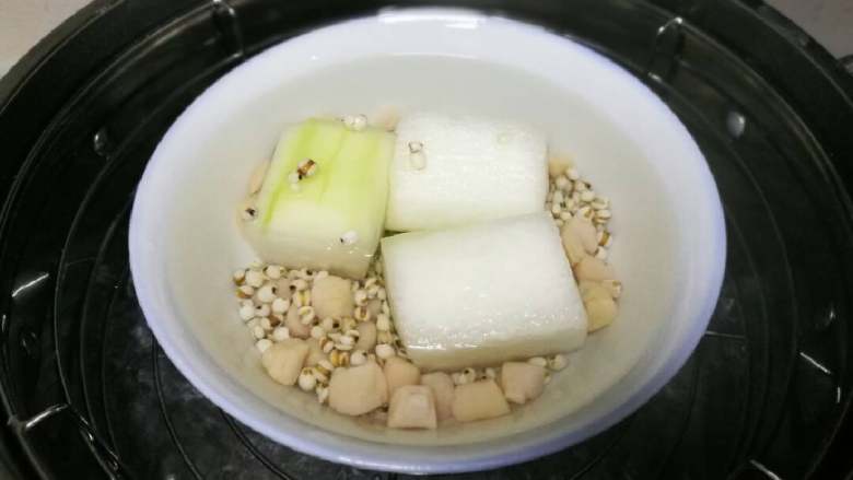 薏米瑶柱冬瓜,用大碗或煲汤专用瓷炖盅放入冬瓜块、泡好洗净的薏米、瑶柱、小小许盐、矿泉水，放于烧开的蒸锅