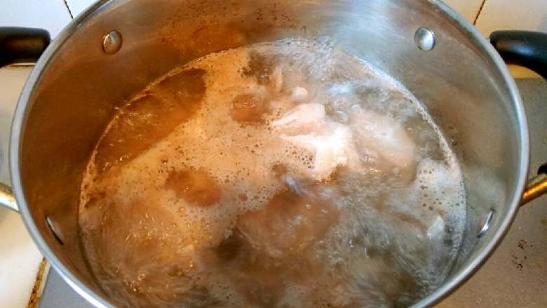 冬瓜排骨汤,锅里放水500克烧沸，排骨放入沸水中氽烫后去血水，捞出。