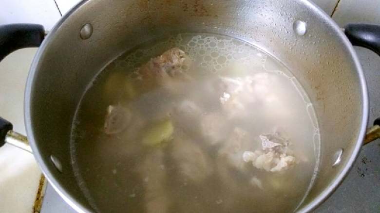 冬瓜排骨汤,20分钟后汤浓排骨熟就可以开大火下辅料。