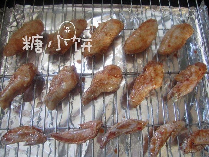 【BBQ甜辣烤翅】鸡翅怎么做都好吃系列,食用前取出，将腌好的鸡翅排在烤架上
烤架摆在烤盘上，中间垫一层锡纸