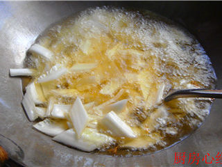 升级版醋溜白菜,去掉白菜帮二侧的叶子，将白菜切成象眼块。将白菜入3成热油锅炸制片刻10-20秒后，捞出。