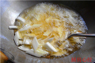 升级版醋溜白菜,去掉白菜帮二侧的叶子，将白菜切成象眼块。将白菜入3成热油锅炸制片刻10-20秒后，捞出。