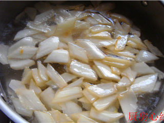 升级版醋溜白菜,为了去掉油腻，炸制后的白菜焯水后捞出。