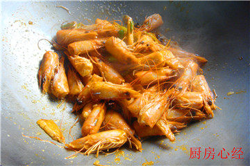 海鲜炒饭,开始煮虾头汤，起锅填油爆香葱姜八角
，放入洗净的虾头，炒出红油。