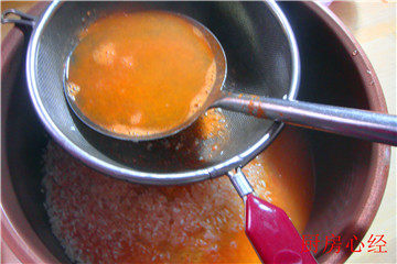 海鲜炒饭,将虾汤过滤到放好米的电饭煲中，比例正常即可，加一点胡椒粉，<a style='color:red;display:inline-block;' href='/shicai/ 851'>橄榄油</a>，盐。