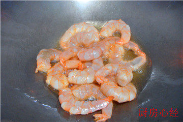 海鲜炒饭,锅中放一手勺的油，将虾仁滑熟以后捞出备用。