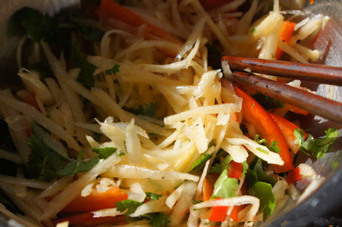 #夏天的味道#清凉一下——泰式青木瓜沙拉,加入大头菜丝，香菜，薄荷和炸红葱，搅拌均匀，装盘，撒上熟芝麻！