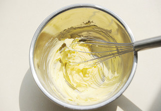 #夏天的味道#榴莲小餐包,【榴莲馅】中黄油室温软化，加入糖粉充分搅匀；