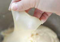 #夏天的味道#榴莲小餐包,将发酵好的酵头与【主面团】（除黄油以外）的材料混合揉成团，能够拉出厚厚的膜，膜容易破；