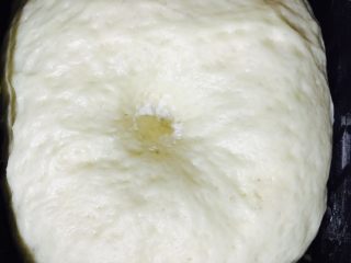 花朵面包,然后启动发酵程用手指蘸面粉试下不回缩就是发好了