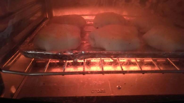烤包子,烤箱预热后，220度左右，烤20分钟就好了